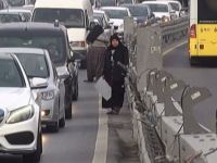 E-5 Karayolu'nda otomobilde üstlerini değiştirip dilendiler