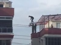 İzmir'de metrelerce yükseklikte ölüme meydan okuyan işçiler kamerada