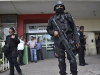 Meksika'nın bir kentinde ordu polisin silahlarına el koydu