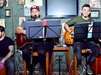 Sohbet ve müziğe doydular