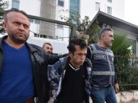 Antalya'da 8 yaşındaki kız çocuğunu öpen tacizci, 'taciz'den aranıyormuş