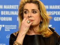 Catherine Deneuve: Erkekler kadınlara asılmakta özgür olmalı