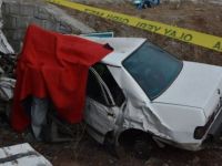 Konya'da otomobil menfeze çarptı