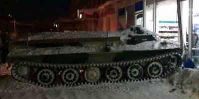 Darbeci askerlere yardıma giden tankı önüne yatıp durdurdular