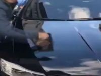 İstanbul'da bir kişi lüks aracı bozuk parayla çizdi