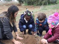 Hem minik eller hem de fidanlar toprakla buluştu