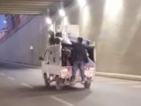 Şanlıurfa'da pikabın arkasına tutunarak yolculuk eden genç yürekleri ağza getirdi