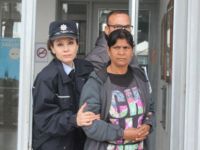 Bakıcı, çaldığı paraları şiltenin altına sakladı