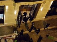 Milyonluk soygun yaptılar, çaldıkları mücevherleri sokağa düşürdüler