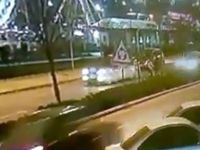 Konya'da otomobilin genç kıza çarptığı o anlar kamerada