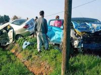 İki araç yüz yüze çarpıştı