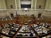 Yunanistan'da yeni "kemer sıkma" önlemleri meclisten geçti