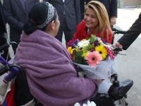 Bursa'da otobüse alınmayan engelli kadından çiçeklerle özür dilediler