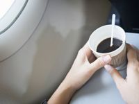 Uçuş görevlisinden uçaklarda çay kahve içmeyin uyarısı!