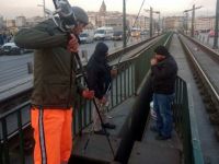 Galata Köprüsü'nde tramvay rayları arasında balık avı