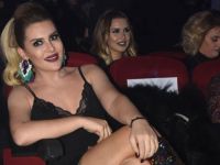 Selin Ciğerci, Bir Karış Minisiyle Düzgün Oturmayı Beceremedi