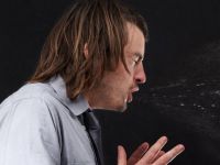 Hapşırırken kendini tuttu, boğazı yırtıldı