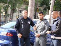 Odunla başına vurup bıçakladılar