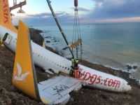 Trabzon'da pistten çıkan uçağı kaldırma çalışmaları başladı