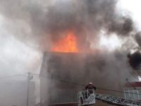 Sultanbeyli'de 3 katlı binada yangın