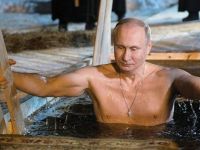 Putin, günahlarından arınmak için buzlu suya daldı