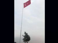 Suriye sınırına dev Türk Bayrağı dikildi