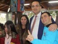 Down sendromlu kızı Dilan için yazdığı kitaplarını imzaladı