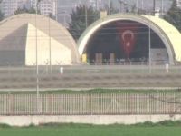 İncirlik'teki F-16 hangarına dev Türk Bayrağı asıldı