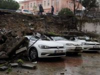 Tekirdağ'da istinat duvarı otomobillerin üzerine çöktü