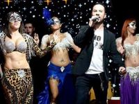 Sahnesi şovlarla büyülüyor