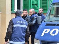 Mahkemede başını camlara vurdu