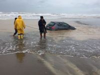 Adana'da sahildeki otomobil sulara gömüldü