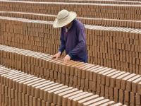 Çin’de işçilere maaşı para yerine tuğlayla ödediler