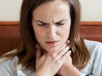 Yutkunurken boğazın acıması neden olur, tedavi yöntemi nedir?