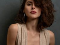 Türk Erkeklerinin Başını Döndüren Nesrin Cevadzade, Göğüs Dekolteli Elbisesiyle Nefes Kesti