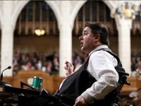 Tacizle suçlanan bakan istifa etti