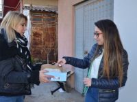 Tekirdağ'da kocasından boşanan kadın lokum dağıtıp kutlama yaptı