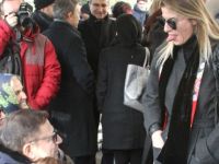 Annesinin Cenazesinde Eski Eşi Mehmet Ali Erbil'e Dil Çıkarttı