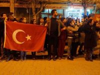 Adıyaman'dan geçen askeri konvoya sevgi gösterisi