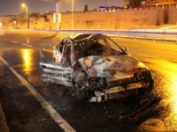 Polis aracına çarpan otomobil alev alev yandı