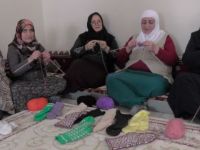 Muşlu kadınlar Mehmetçik için bere, eldiven ve atkı örüyor