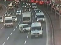 TEM Otoyolu'nda minibüs otomobili bariyerlere sıkıştırdı