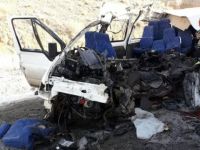 Van'da minibüs ile kamyon çarpıştı