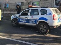 Beşiktaş'ta virajı alamayan araç polis otosuna çarptı