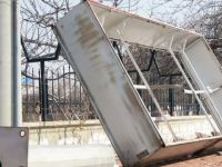 5 yaşındaki çocuk 250 kiloluk reklam panosunun altında kaldı