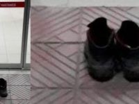 Manisa'da bir kişi hastane kapısında ayakkabılarını çıkardı