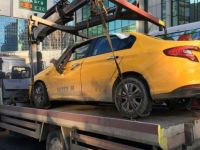Levent'te sollama yaparken bir araca çarpan ticari taksi takla attı