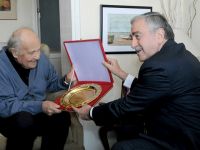 Cumhurbaşkanı Akıncı, Ressam Cevdet Çağdaş’ı evinde ziyaret etti